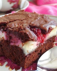 Шоколадные брауни со сливочным сыром маскарпоне и свежими ягодами