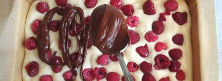 шоколадные брауни со сливочным сыром маскарпоне и свежими ягодами. Шаг 11