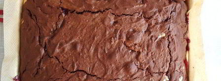 шоколадные брауни со сливочным сыром маскарпоне и свежими ягодами. Шаг 12