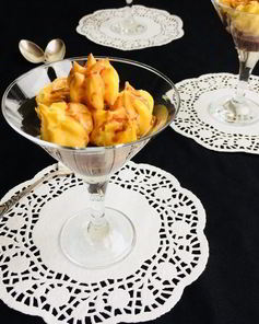 Заварные пирожные с кремом и шоколадным соусом