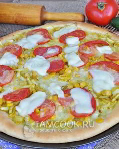 Луковая пицца с кукурузой и моцареллой