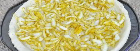 луковая пицца с кукурузой и моцареллой. Шаг 11