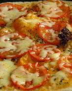 Пицца на сковороде с помидорами