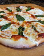 Пицца с базиликом и моцареллой