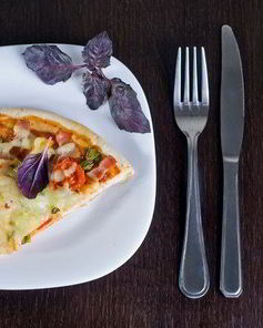 Пицца с беконом и овощами