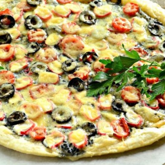 Рецепт пиццы с черной икрой, черри и маслинами