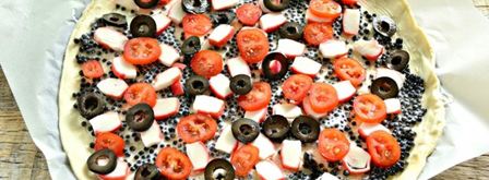 пицца с черной икрой, черри и маслинами. Шаг 2