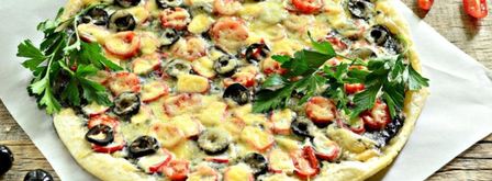 пицца с черной икрой, черри и маслинами. Шаг 3