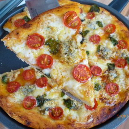 Рецепт пиццы с двумя видами сыра, черри и базиликом