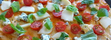 пицца с двумя видами сыра, черри и базиликом. Шаг 5