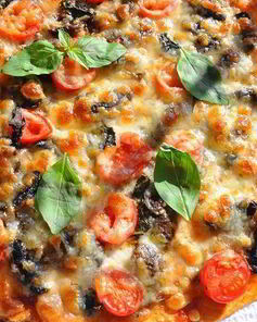 Пицца с грибами и базиликом