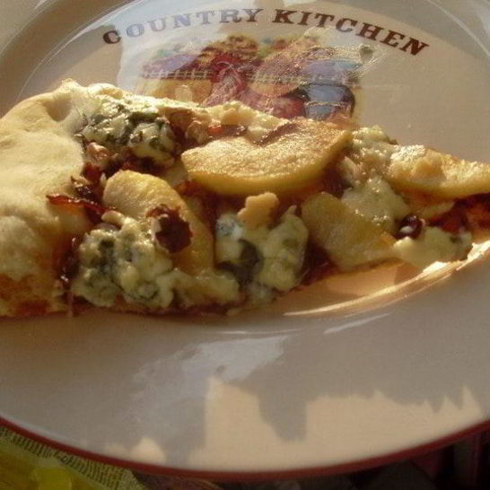 Рецепт пиццы с карамелизированным луком и яблоками