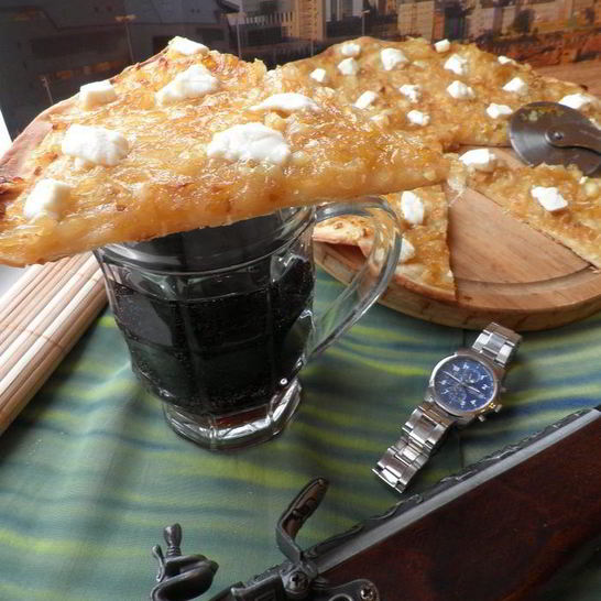 Рецепт пиццы с карамелизованным луком и фетой