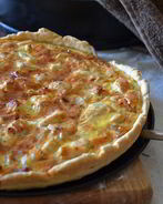 Пицца с курицей и колбасой