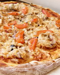 Пицца с кусочками курицы и помидорами