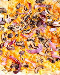 Пицца с луком и сыром