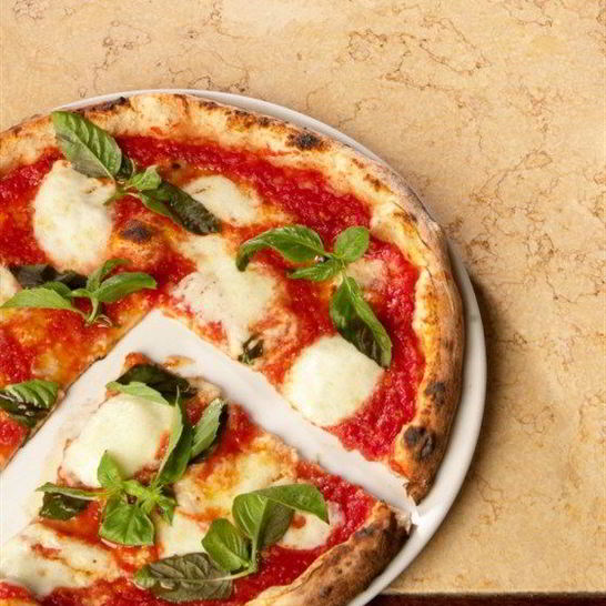 Рецепт пиццы с острым сыром и листьями салата