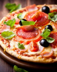 Пицца с салями, оливками и помидорами