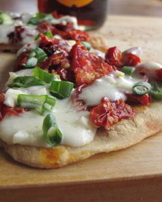 Пицца с солеными помидорами