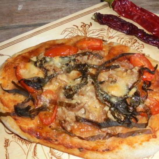 Рецепт пиццы с тунцом , с морской капустой и пармезаном