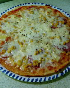 Пицца с ветчиной, кукурузой и ананасами