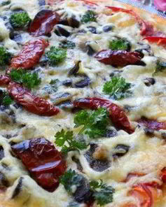 Пицца с вялеными томатами и брынзой