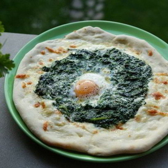 Рецепт пиццы с яйцом и шпинатом
