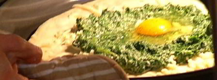 пицца с яйцом и шпинатом. Шаг 13