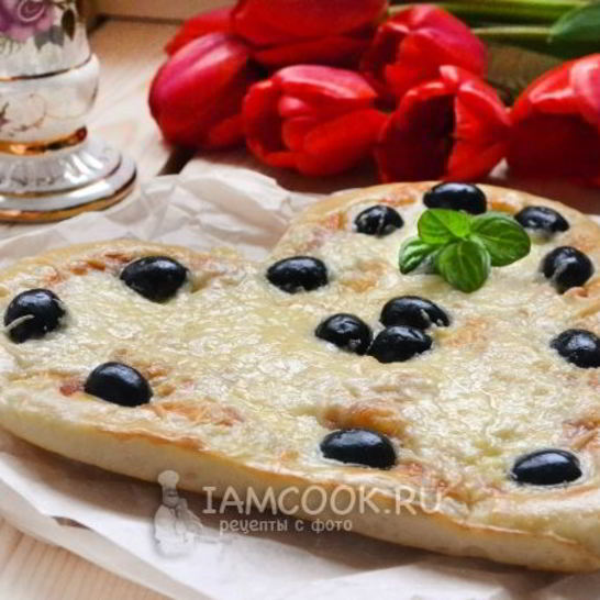 Рецепт пиццы-сердца с ветчиной и сыром