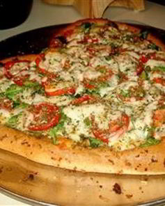 Пицца в виде сердца с овощами и пепперони