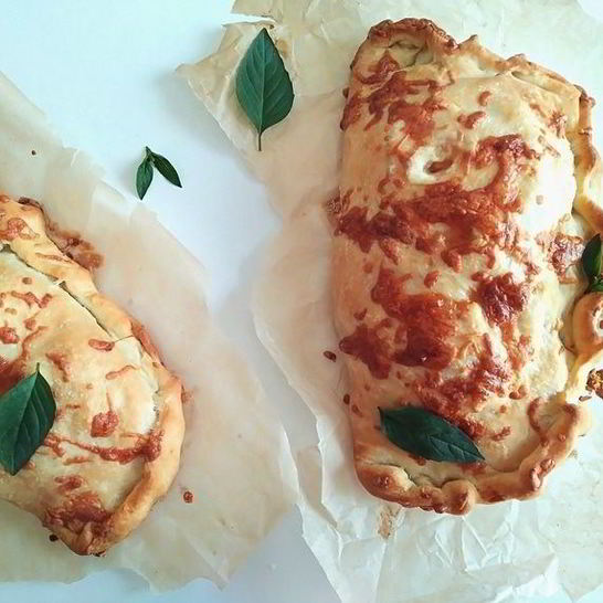 Рецепт закрытой пиццы с курицей и чесноком