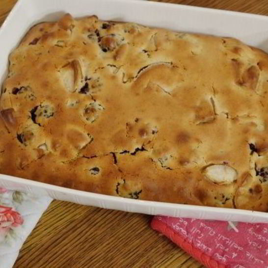 Рецепт хитрой грушевой шарлотки с ежевикой