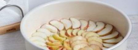 классическая шарлотка с яблоками и нектаринами. Шаг 4