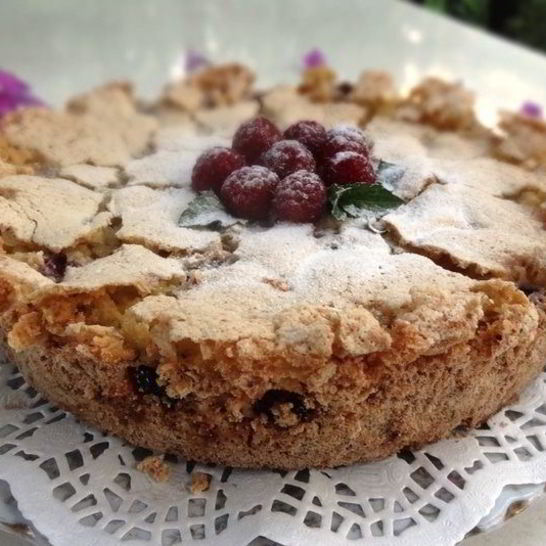 Рецепт меренговой шарлотки с малиной и белым шоколадом