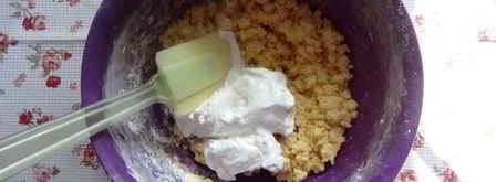 меренговая шарлотка с малиной и белым шоколадом. Шаг 4