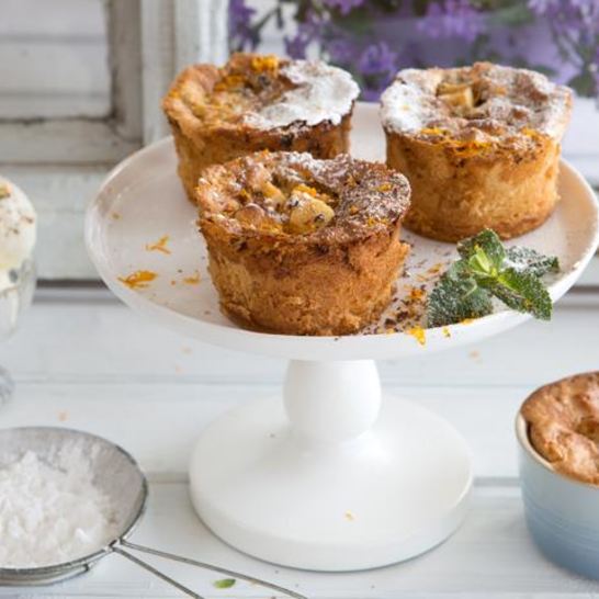 Рецепт мини-шарлоток из белого хлеба с грушами и шоколадом