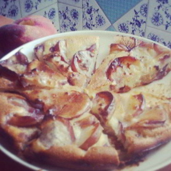 Рецепт шарлотки с инжирными персиками