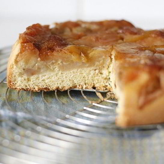 Рецепт шарлотки с карамелизированными яблоками