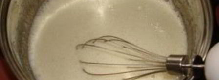 шарлотка с клубникой в мультиварке. Шаг 2