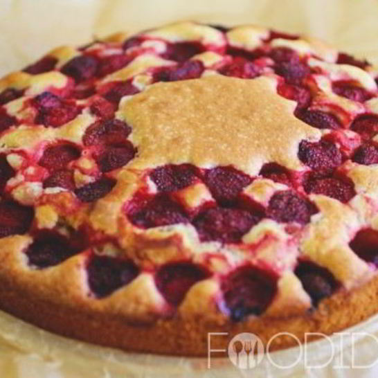 Рецепт шарлотки с клубникой