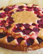 Шарлотка с клубникой