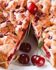 Шарлотка с вишней и яблоками