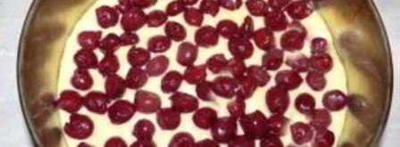 шарлотка с вишней и яблоками. Шаг 4