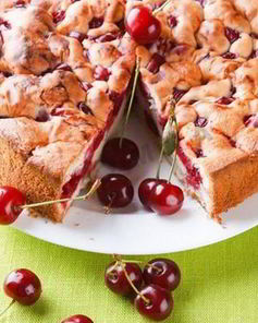 Шарлотка с вишней в мультиварке