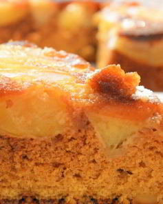 Шарлотка с яблоками и медовым бисквитом