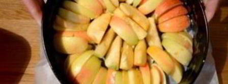 шарлотка с яблоками и медовым бисквитом. Шаг 3