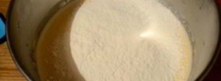 шарлотка с яблоками и медовым бисквитом. Шаг 7