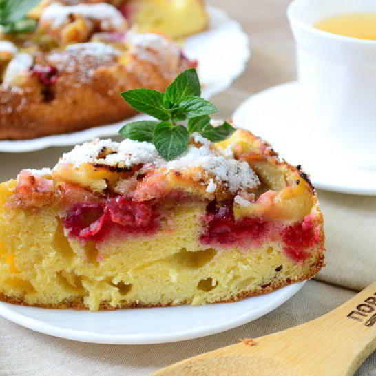 Рецепт шарлотки с яблоками и вишней