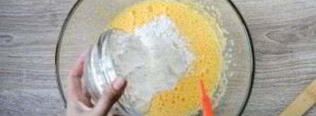 шарлотка с яблоками и вишней. Шаг 3