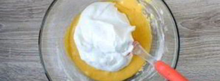 шарлотка с яблоками и вишней. Шаг 4